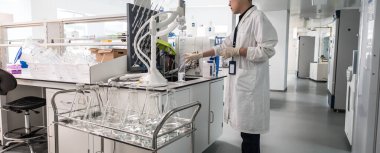 Pekin, Çin - 3 Haziran 2019: Modern uyuşturucu imalat laboratuvarı ekipmanları.