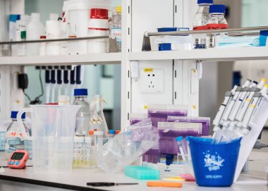 Pekin, Çin - 3 Haziran 2019: Modern uyuşturucu imalat laboratuvarı ekipmanları.