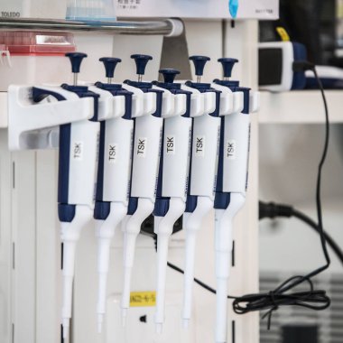 Pekin, Çin - 3 Haziran 2019: Modern uyuşturucu imalat laboratuvarı ekipmanları.