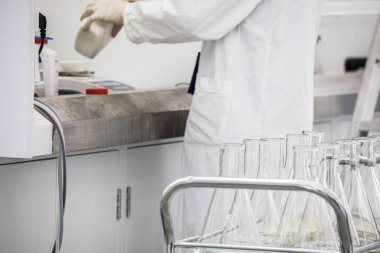 Pekin, Çin - 3 Haziran 2019: Modern uyuşturucu imalat laboratuvarı ekipmanları.