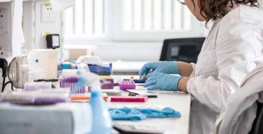 Pekin, Çin - 3 Haziran 2019: Modern uyuşturucu imalat laboratuvarı ekipmanları.