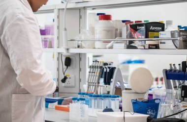Pekin, Çin - 3 Haziran 2019: Modern uyuşturucu imalat laboratuvarı ekipmanları.