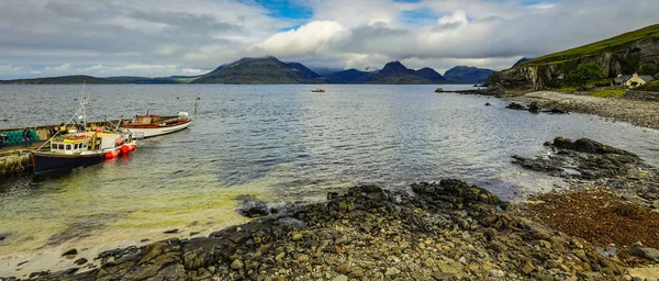 Vackert Naturskönt Landskap Med Fantastisk Skotsk Natur Med Fiskebåt — Stockfoto