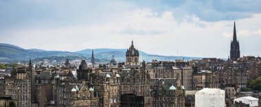 Edinburgh, Birleşik Krallık - 30 Mayıs 2019: İskoçya 'nın başkenti Edinburgh' un ünlü merkez caddeleri ve binaları.