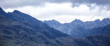İskoçya 'nın güzel manzarası Doğa ve Misty Adası manzarası.