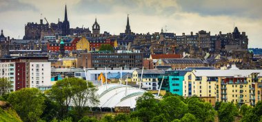 Edinburgh, Birleşik Krallık - 30 Mayıs 2019: İskoçya 'nın başkenti Edinburgh' un ünlü merkez caddeleri ve binaları.