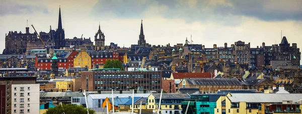 英国爱丁堡 2019年5月30日 苏格兰首都爱丁堡著名的中央街道和建筑物 — 图库照片