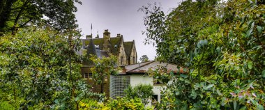 İskoçya, Birleşik Krallık - 30 Mayıs 2019: Oban şehrinin kalbi üst görünümü. Oban, İskoçya 'nın batısında popüler bir tatil kentidir..