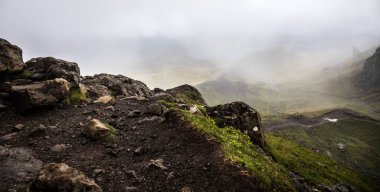 Iskoçya 'daki Skye Adası 'ndaki Storr 'ın yaşlı adamı. Sisli bulutlarla dağ manzarası.