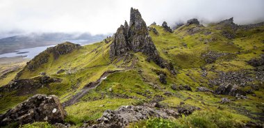 Iskoçya 'daki Skye Adası 'ndaki Storr 'ın yaşlı adamı. Sisli bulutlarla dağ manzarası.
