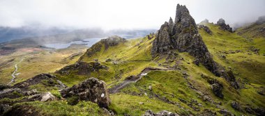 Iskoçya 'daki Skye Adası 'ndaki Storr 'ın yaşlı adamı. Sisli bulutlarla dağ manzarası.