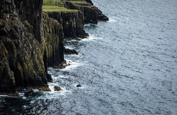 スコットランドの海岸の崖に打ち寄せる波 — ストック写真
