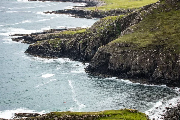 Onde Che Infrangono Sulle Scogliere Costiere Della Scozia — Foto Stock