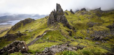 Iskoçya 'daki Skye Adası 'ndaki Storr 'ın yaşlı adamı. Sisli bulutlarla dağ manzarası.