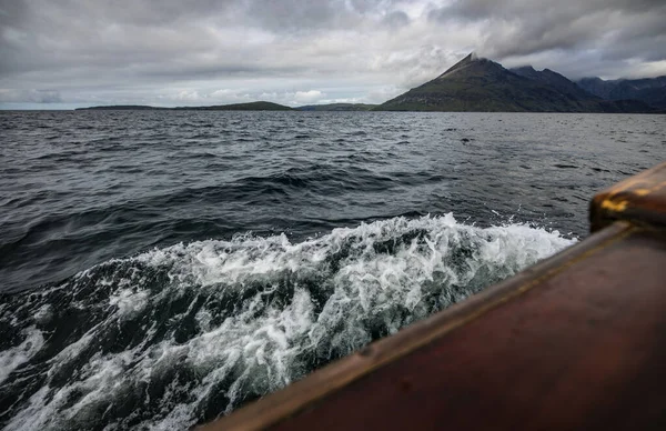 Bela Paisagem Cênica Escócia Natureza Barco Passageiros Movimento — Fotografia de Stock