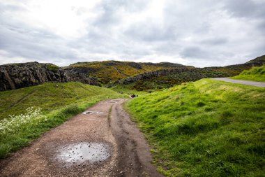 Muhteşem İskoçya manzarası doğa ve dağ yolu..
