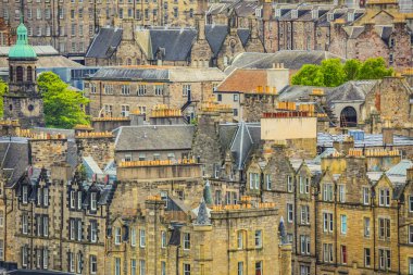 Edinburgh, Birleşik Krallık - 30 Mayıs 2019: İskoçya 'nın başkenti Edinburgh' un ünlü merkez caddeleri ve binaları.