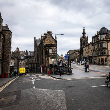 Edinburgh, Birleşik Krallık - 30 Mayıs 2019: İskoçya 'nın başkenti Edinburgh' un ünlü merkez caddeleri ve binaları.