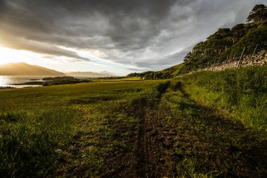 Muhteşem İskoçya manzarası doğa ve dağ yolu..