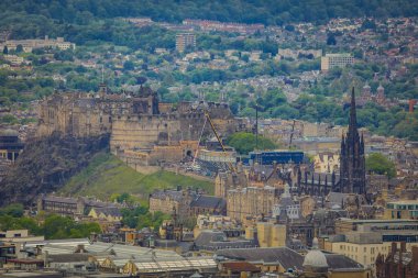 Edinburgh, Birleşik Krallık - 30 Mayıs 2019: İskoçya 'nın başkenti Edinburgh' un ünlü merkez caddeleri ve binaları.