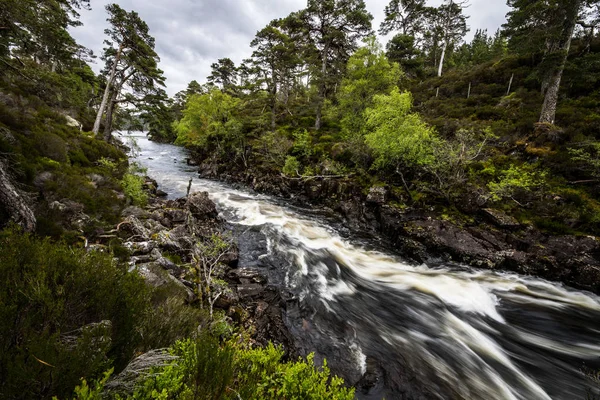 スコットランドの伝統的な自然と山の川の美しい風景 — ストック写真