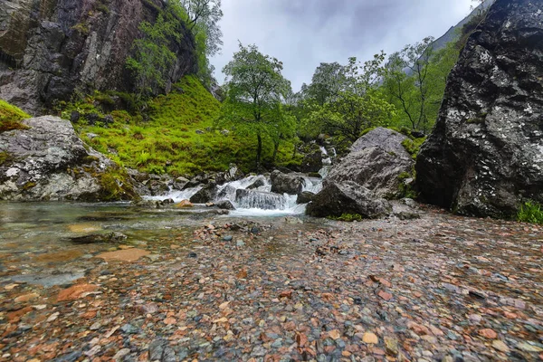 スコットランドの伝統的な自然と山の川の美しい風景 — ストック写真