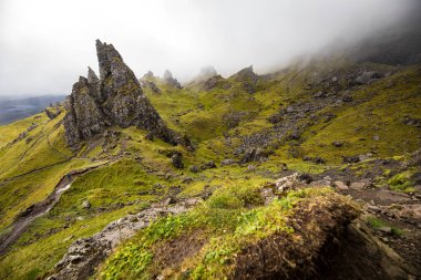 Iskoçya 'daki Skye Adası 'ndaki Storr 'ın yaşlı adamı. Sisli bulutlarla dağ manzarası.