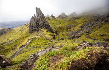 Iskoçya 'daki Skye Adası 'ndaki Storr 'ın yaşlı adamı. Sisli bulutlarla dağ manzarası.