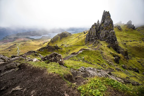 Старик Сторра Острове Скай Шотландии Горный Пейзаж Туманными Облаками — стоковое фото