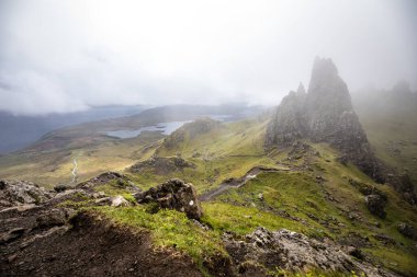 Iskoçya 'daki Skye Adası 'ndaki Storr 'ın yaşlı adamı. Sisli bulutlarla dağ manzarası.