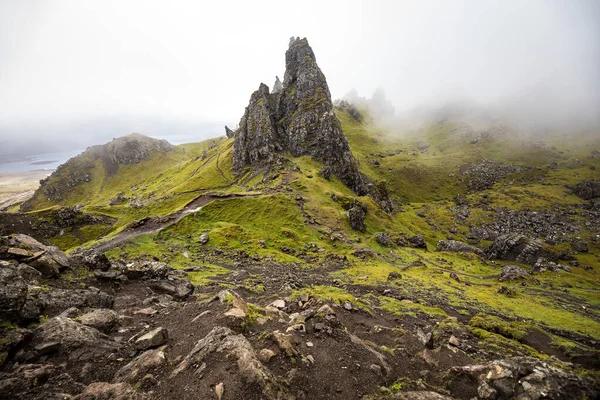 Gammal Man Storr Isle Skye Skottland Fjäll Landskap Med Dimmiga — Stockfoto