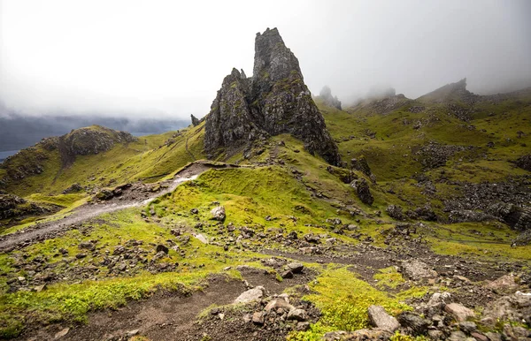 Velho Homem Storr Ilha Skye Escócia Paisagem Montanhosa Com Nuvens — Fotografia de Stock