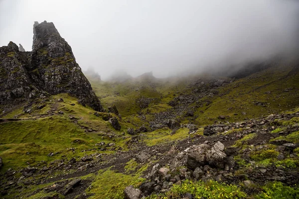 Velho Homem Storr Ilha Skye Escócia Paisagem Montanhosa Com Nuvens — Fotografia de Stock