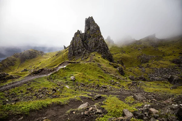 Velho Homem Storr Ilha Skye Escócia Paisagem Montanhosa Com Nuvens — Fotografia de Stock