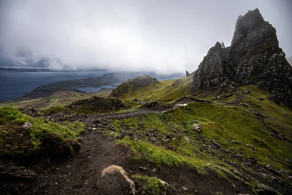 Velho Homem Storr Ilha Skye Escócia Paisagem Montanhosa Com Nuvens — Fotografia de Stock