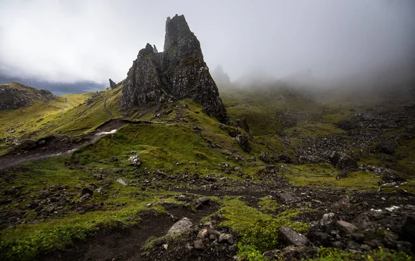 Gammal Man Storr Isle Skye Skottland Fjäll Landskap Med Dimmiga — Stockfoto