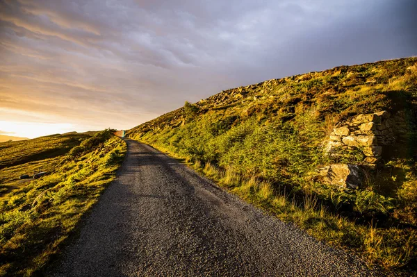 素晴らしいスコットランドの自然と山道の美しい風景 — ストック写真