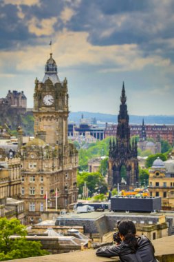 Edinburgh, Birleşik Krallık - 30 Mayıs 2019: Edinburgh merkez caddelerinin genel görünümü - İskoçya üst görüşünün başkenti.