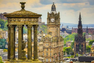 Edinburgh, Birleşik Krallık - 30 Mayıs 2019: İskoçya 'nın başkenti Edinburgh' un ünlü merkez caddeleri ve binaları.