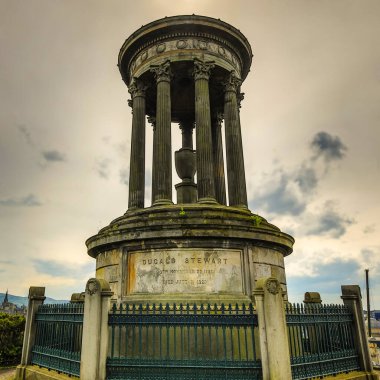 Edinburgh, Birleşik Krallık - 30 Mayıs 2019: İskoçya 'nın başkenti Edinburgh' un ünlü merkez caddeleri ve binaları.