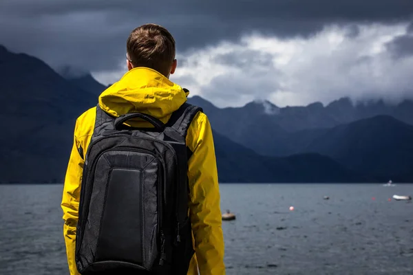 Voyageur Contre Belle Nature Écossaise — Photo