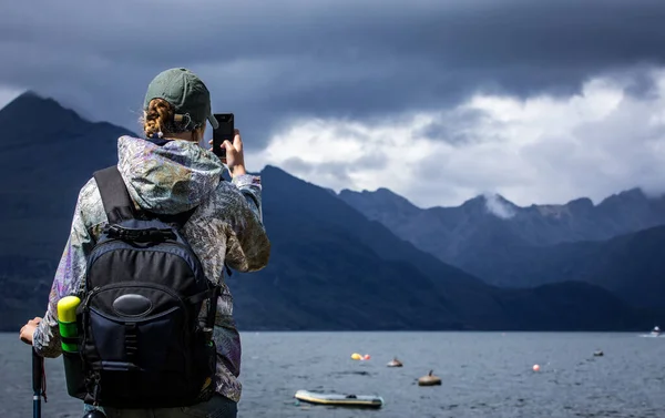 Voyageur Contre Belle Nature Écossaise — Photo