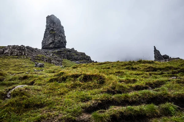 Gammal Man Storr Isle Skye Skottland Fjäll Landskap Med Dimmiga — Stockfoto