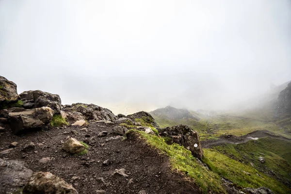 Старик Сторра Острове Скай Шотландии Горный Пейзаж Туманными Облаками — стоковое фото
