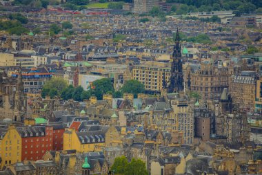 Edinburgh, Birleşik Krallık - 30 Mayıs 2019: İskoçya 'nın başkenti Edinburgh' un ünlü merkez caddeleri ve binaları.