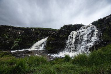 Bir dağ şelalesinin manzarası ve İskoçya 'nın geleneksel doğası.