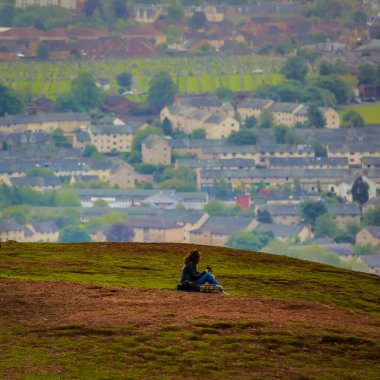 Edinburgh, Birleşik Krallık - 30 Mayıs 2019: İskoçya 'nın başkenti Edinburgh' un ünlü merkez caddeleri ve binaları.