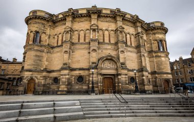 Edinburgh, Birleşik Krallık - 30 Mayıs 2019: İskoçya 'nın başkenti Edinburgh' un ünlü merkez caddeleri ve binaları.