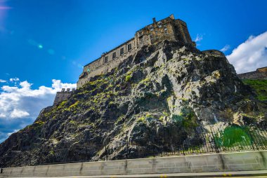 Edinburgh, Birleşik Krallık - 30 Mayıs 2019: İskoçya 'nın başkenti Edinburgh' un ünlü merkez caddeleri ve binaları.