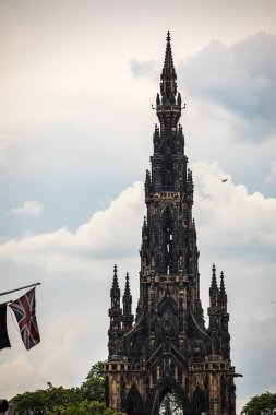 Edinburgh, Birleşik Krallık - 30 Mayıs 2019: İskoçya 'nın başkenti Edinburgh' un ünlü merkez caddeleri ve binaları.